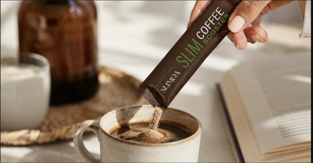 Een stick Slimqa Slim Coffee Booster wordt in een kop koffie geschonken
